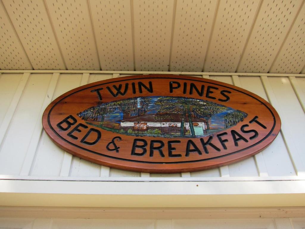 Twin Pines Bed And Breakfast 피터버러 외부 사진